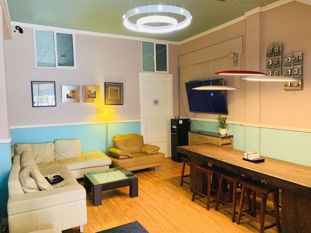 Hostal Melrose (adults Only)